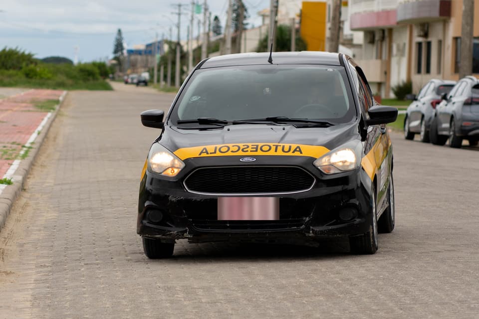 Veículo de autoescola posicionado na via