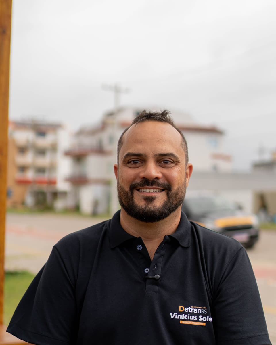 Retrato de Vinícius Soler com a camisa de instrutor credenciado Detran-RS