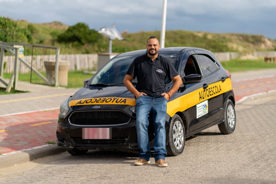 Vinícius Soler ao lado do veículo de autoescola